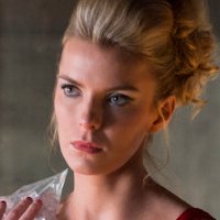 Betty Gilpin Nackt