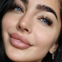 Emily Rinaudo Nackt