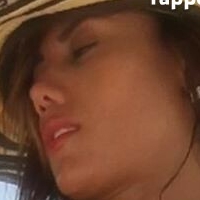 NiaIsazaOficial Nackt