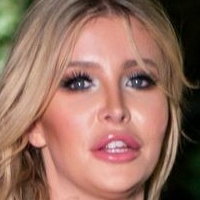 Sophia Hutchins Nackt